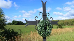 Obnovený kovaný kříž  připomíná zaniklou vesnici Smolnice 