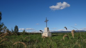 Obnovený kovaný kříž  připomíná zaniklou vesnici Smolnice 